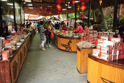 繼續(xù)前往椰田古寨,是一個(gè)景觀、管理、游覽、情景互動(dòng)各方面感覺都比較好的人造人文景觀旅游區(qū)